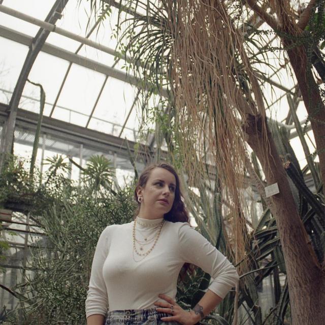 Dívka s výrazným náhrdelníkem v botanické zahradě